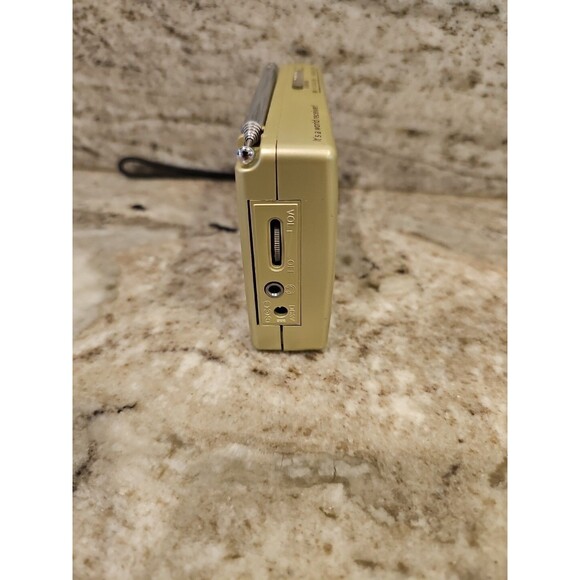 BELL & HOWELL FM / AM / TV / MW / SW - NINE BAND WORLD RECEIVER RADIO - Picture 6 of 7